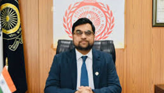 यूपीएससी परीक्षा को लेकर सुरक्षा व्यवस्था संबंधी आदेश जारी करते जिला मजिस्ट्रेट आयुष सिन्हा।