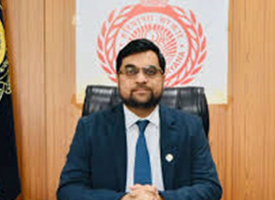 यूपीएससी परीक्षा को लेकर सुरक्षा व्यवस्था संबंधी आदेश जारी करते जिला मजिस्ट्रेट आयुष सिन्हा।