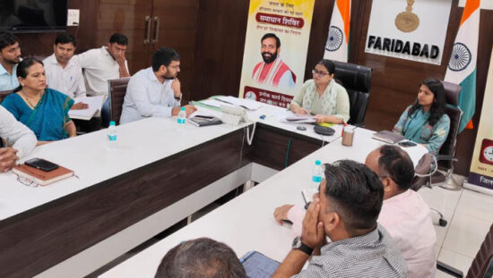 यूपीएससी परीक्षा की तैयारियों को लेकर अधिकारियों की बैठक की अध्यक्षता करतीं एडीसी अंजलि श्रोत्रिया।