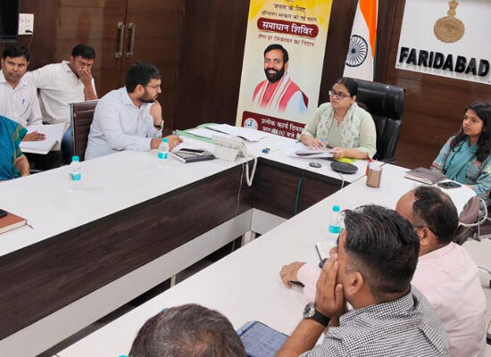 यूपीएससी परीक्षा की तैयारियों को लेकर अधिकारियों की बैठक की अध्यक्षता करतीं एडीसी अंजलि श्रोत्रिया।