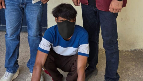 फरीदाबाद पुलिस द्वारा गिरफ्तार वाहन चोर और बरामद की गई चोरी की मोटरसाइकिल।