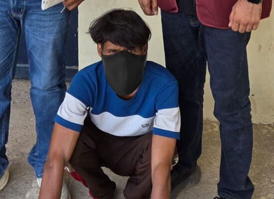 फरीदाबाद पुलिस द्वारा गिरफ्तार वाहन चोर और बरामद की गई चोरी की मोटरसाइकिल।