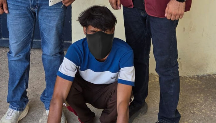 फरीदाबाद पुलिस द्वारा गिरफ्तार वाहन चोर और बरामद की गई चोरी की मोटरसाइकिल।