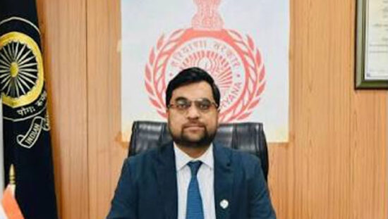 फरीदाबाद में मतदाता गणना प्रपत्र अभियान के तहत बीएलओ घर-घर संपर्क करते हुए।