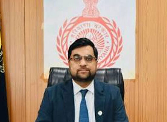 फरीदाबाद में मतदाता गणना प्रपत्र अभियान के तहत बीएलओ घर-घर संपर्क करते हुए।