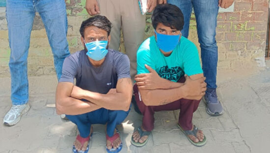 फरीदाबाद पुलिस द्वारा गिरफ्तार पानी की मोटर चोरी के आरोपी और बरामद ऑटो।