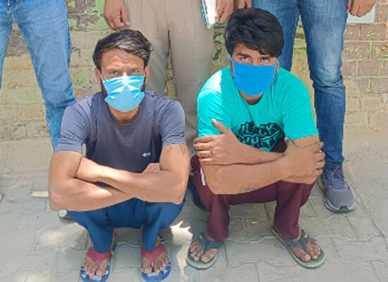 फरीदाबाद पुलिस द्वारा गिरफ्तार पानी की मोटर चोरी के आरोपी और बरामद ऑटो।