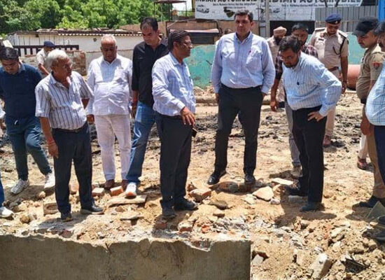 फरीदाबाद में मानसून तैयारियों के तहत जलभराव प्रभावित क्षेत्रों का निरीक्षण करते डीसी आयुष सिन्हा।