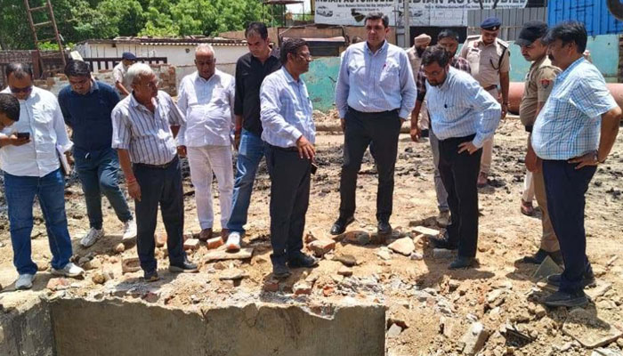 फरीदाबाद में मानसून तैयारियों के तहत जलभराव प्रभावित क्षेत्रों का निरीक्षण करते डीसी आयुष सिन्हा।