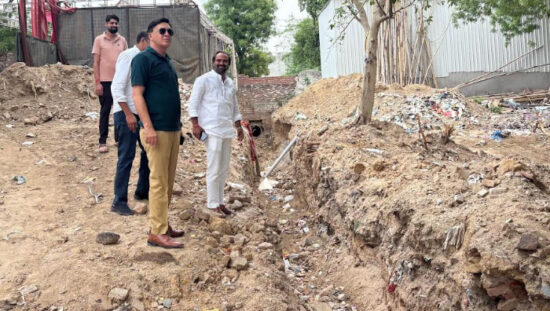 फरीदाबाद में मानसून से पहले नालों का निरीक्षण करते एसडीएम त्रिलोक चंद