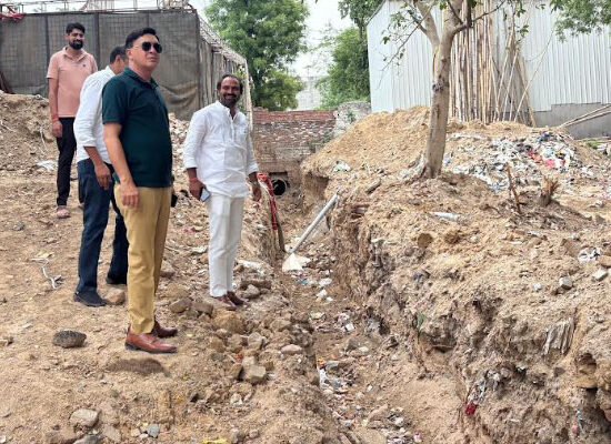 फरीदाबाद में मानसून से पहले नालों का निरीक्षण करते एसडीएम त्रिलोक चंद