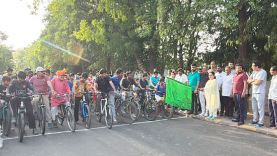 फरीदाबाद में विश्व साइकिल दिवस पर साइकिल रैली को हरी झंडी दिखातीं महापौर प्रवीण बत्रा जोशी।