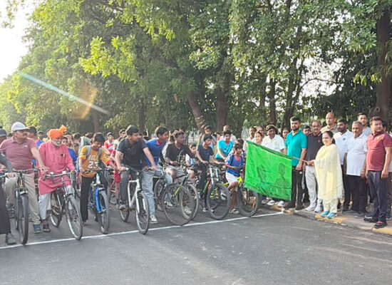 फरीदाबाद में विश्व साइकिल दिवस पर साइकिल रैली को हरी झंडी दिखातीं महापौर प्रवीण बत्रा जोशी।