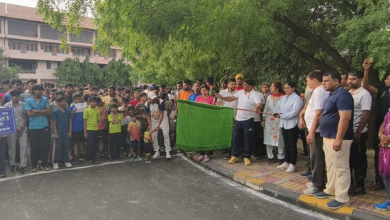 सेक्टर-12 खेल परिसर से योग मैराथन को हरी झंडी दिखातीं एडीसी अंजलि श्रोत्रिया।