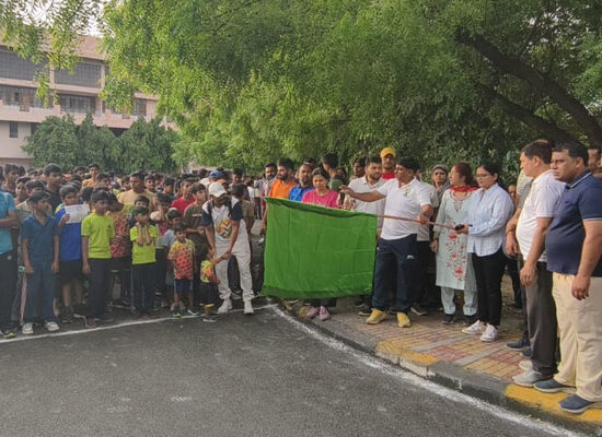 सेक्टर-12 खेल परिसर से योग मैराथन को हरी झंडी दिखातीं एडीसी अंजलि श्रोत्रिया।