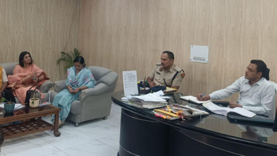 फरीदाबाद में योग मैराथन और योग दिवस की तैयारियों को लेकर समीक्षा बैठक करते एसडीएम हनी बंसल