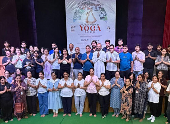 फरीदाबाद में एफएमए और जीवा आयुर्वेद द्वारा आयोजित अंतर्राष्ट्रीय योग दिवस कार्यक्रम में प्रतिभागी।
