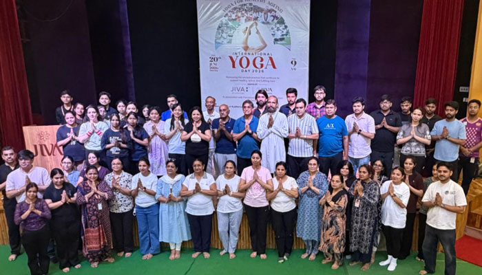 फरीदाबाद में एफएमए और जीवा आयुर्वेद द्वारा आयोजित अंतर्राष्ट्रीय योग दिवस कार्यक्रम में प्रतिभागी।