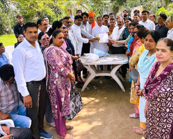 हरियाणा के मंत्री राजेश नागर को नियमितीकरण के लिए ज्ञापन सौंपते हुए गेस्ट अध्यापक
