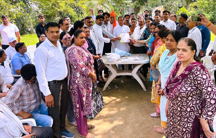 हरियाणा के मंत्री राजेश नागर को नियमितीकरण के लिए ज्ञापन सौंपते हुए गेस्ट अध्यापक