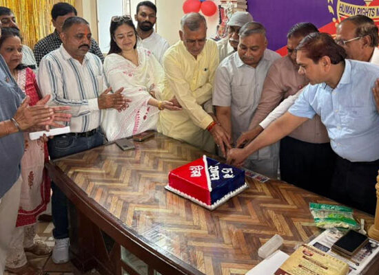 नई दिल्ली में मानव अधिकार मिशन के 15वें स्थापना दिवस समारोह में उपस्थित पदाधिकारी और सदस्य