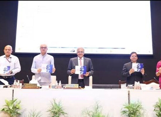 नई दिल्ली में IIIDEM के 15वें स्थापना दिवस समारोह और क्षमता निर्माण सम्मेलन में शामिल अधिकारी