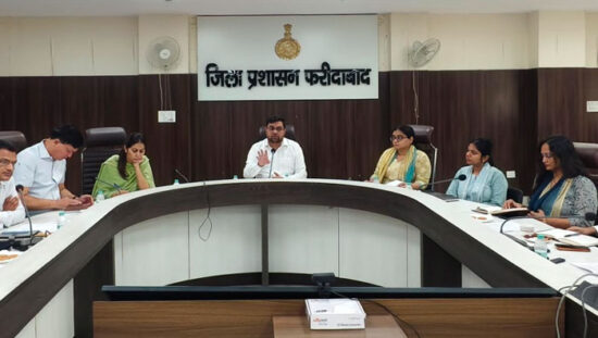 फरीदाबाद सेक्टर-12 खेल परिसर में अंतरराष्ट्रीय योग दिवस कार्यक्रम की तैयारियों का निरीक्षण करते अधिकारी