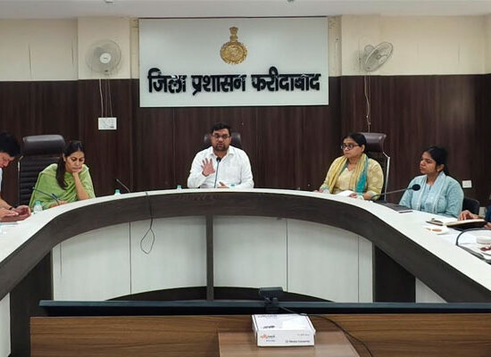 फरीदाबाद सेक्टर-12 खेल परिसर में अंतरराष्ट्रीय योग दिवस कार्यक्रम की तैयारियों का निरीक्षण करते अधिकारी