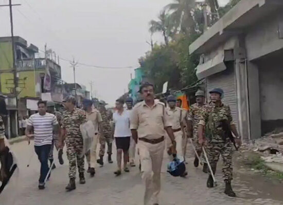 गिरफ्तारी के बाद पुलिस सुरक्षा में पैदल चलते तृणमूल नेता जहांगीर खान।