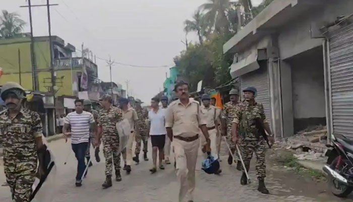 गिरफ्तारी के बाद पुलिस सुरक्षा में पैदल चलते तृणमूल नेता जहांगीर खान।
