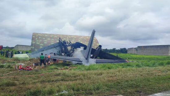 जोरहाट एयर फोर्स स्टेशन पर क्रैश हुए AN-32 विमान से उठता धुआं