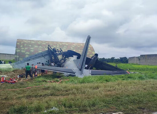 जोरहाट एयर फोर्स स्टेशन पर क्रैश हुए AN-32 विमान से उठता धुआं