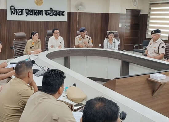 फरीदाबाद में जुवेनाइल जस्टिस एक्ट पर आयोजित पुलिस सेमिनार में अधिकारियों को प्रशिक्षण देतीं गार्गी नरेश।