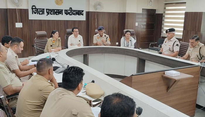 फरीदाबाद में जुवेनाइल जस्टिस एक्ट पर आयोजित पुलिस सेमिनार में अधिकारियों को प्रशिक्षण देतीं गार्गी नरेश।