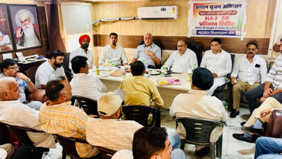 फरीदाबाद में बीएलए-2 बैठक को संबोधित करते कांग्रेस नेता करण सिंह दलाल