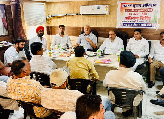 फरीदाबाद में बीएलए-2 बैठक को संबोधित करते कांग्रेस नेता करण सिंह दलाल