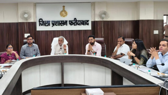 फरीदाबाद में विकास कार्यों और मानसून तैयारियों की समीक्षा करते केंद्रीय मंत्री कृष्ण पाल गुर्जर एवं अधिकारी।