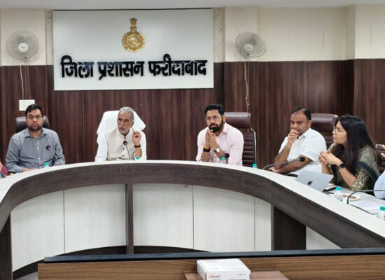 फरीदाबाद में विकास कार्यों और मानसून तैयारियों की समीक्षा करते केंद्रीय मंत्री कृष्ण पाल गुर्जर एवं अधिकारी।
