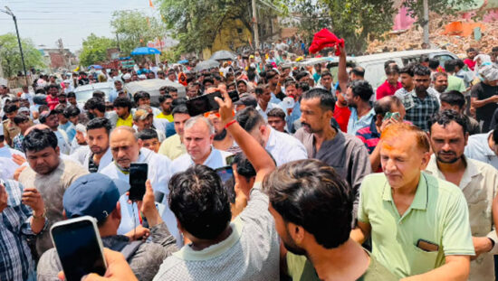 फरीदाबाद नेहरू कालोनी में पीड़ित लोगों के बीच पहुंचे कांग्रेस नेता विजय प्रताप और बलजीत कौशिक।