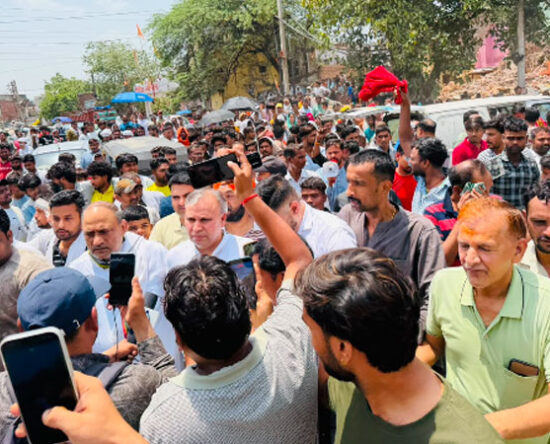 फरीदाबाद नेहरू कालोनी में पीड़ित लोगों के बीच पहुंचे कांग्रेस नेता विजय प्रताप और बलजीत कौशिक।