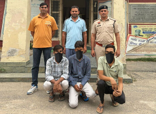 फरीदाबाद साइबर थाना NIT द्वारा फोन हैकिंग मामले में गिरफ्तार तीन आरोपी।