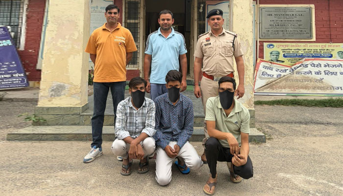 फरीदाबाद साइबर थाना NIT द्वारा फोन हैकिंग मामले में गिरफ्तार तीन आरोपी।