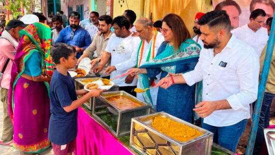 राहुल गांधी के जन्मदिन पर फरीदाबाद में आयोजित कांग्रेस का भंडारा और फल वितरण कार्यक्रम।