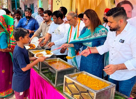 राहुल गांधी के जन्मदिन पर फरीदाबाद में आयोजित कांग्रेस का भंडारा और फल वितरण कार्यक्रम।