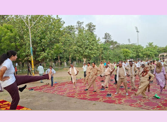रोज गार्डन फरीदाबाद में आयोजित योग शिविर में योगाभ्यास करते प्रतिभागी।