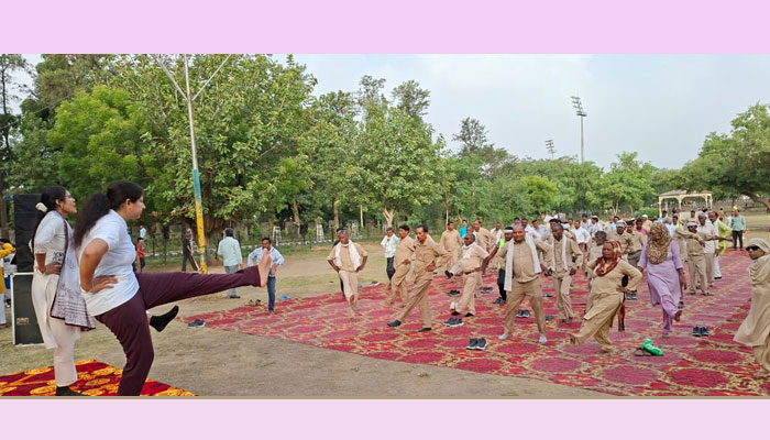 रोज गार्डन फरीदाबाद में आयोजित योग शिविर में योगाभ्यास करते प्रतिभागी।