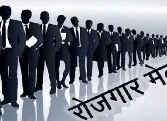 फरीदाबाद में आयोजित रोजगार से विकसित भारत कार्यक्रम के लिए तैयार मंच और उपस्थित युवा