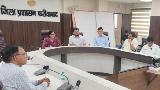फरीदाबाद में समाधान शिविर की समीक्षा बैठक करतीं एडीसी अंजलि श्रोत्रिया।