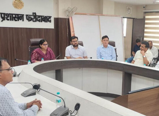 फरीदाबाद में समाधान शिविर की समीक्षा बैठक करतीं एडीसी अंजलि श्रोत्रिया।