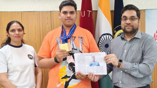 डीसी आयुष सिन्हा जूनियर विश्व शूटिंग चैंपियन समीर गुलिया को सम्मानित करते हुए